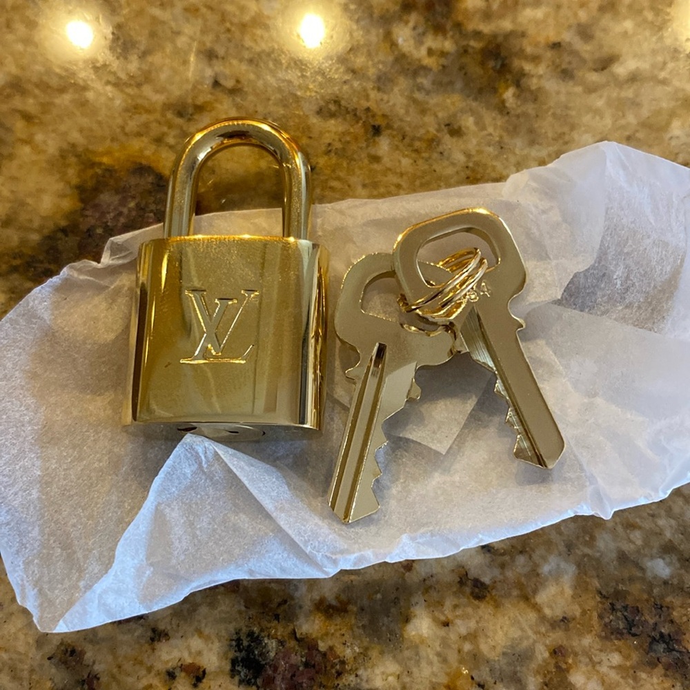 Louis Vuitton key and lock 454. Pristine condition!